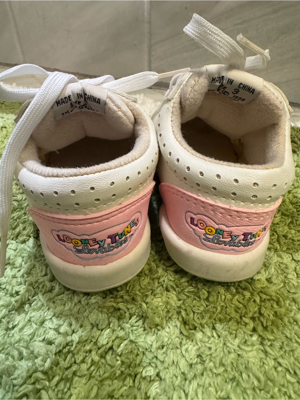 Vintage (1995) Looney Tunes Lovables Tweety Bird Sneakers - Picture 3 of 5